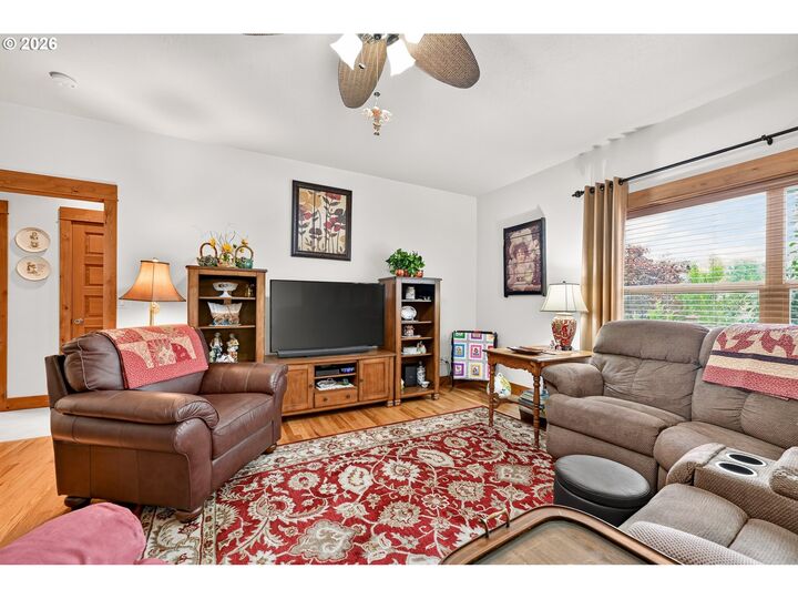 Property Photo:  537 E Monroe St  OR 97111 