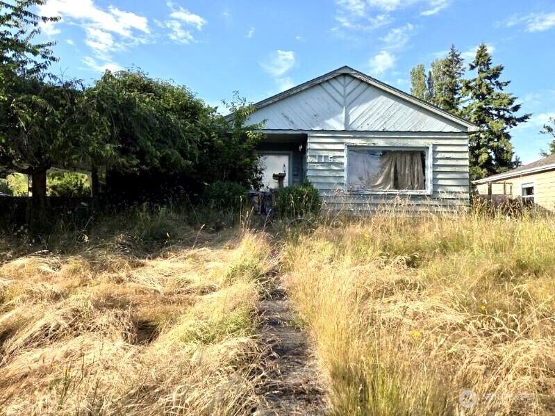 Property Photo:  116  F Street  WA 98368 