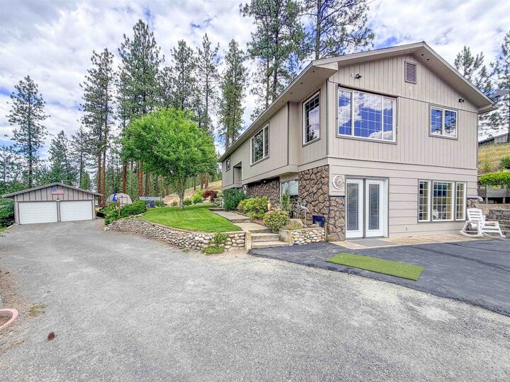 Property Photo: 1338 W Old Kettle Rd WA 99141
