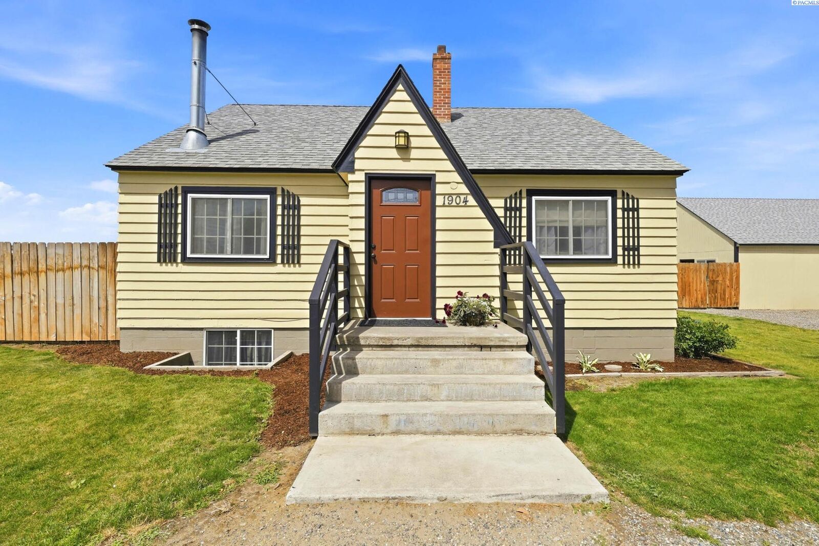Property Photo: 1904 Road 64 WA 99301