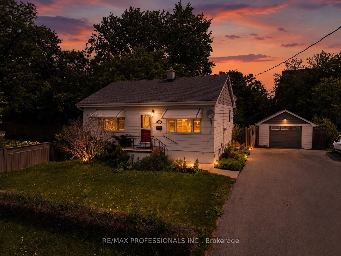 Property Photo:  1045 Helena Street  ON M7R 3V5 