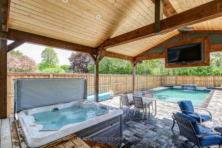 Property Photo: 200 Delrex Boulevard ON L7G 4E7