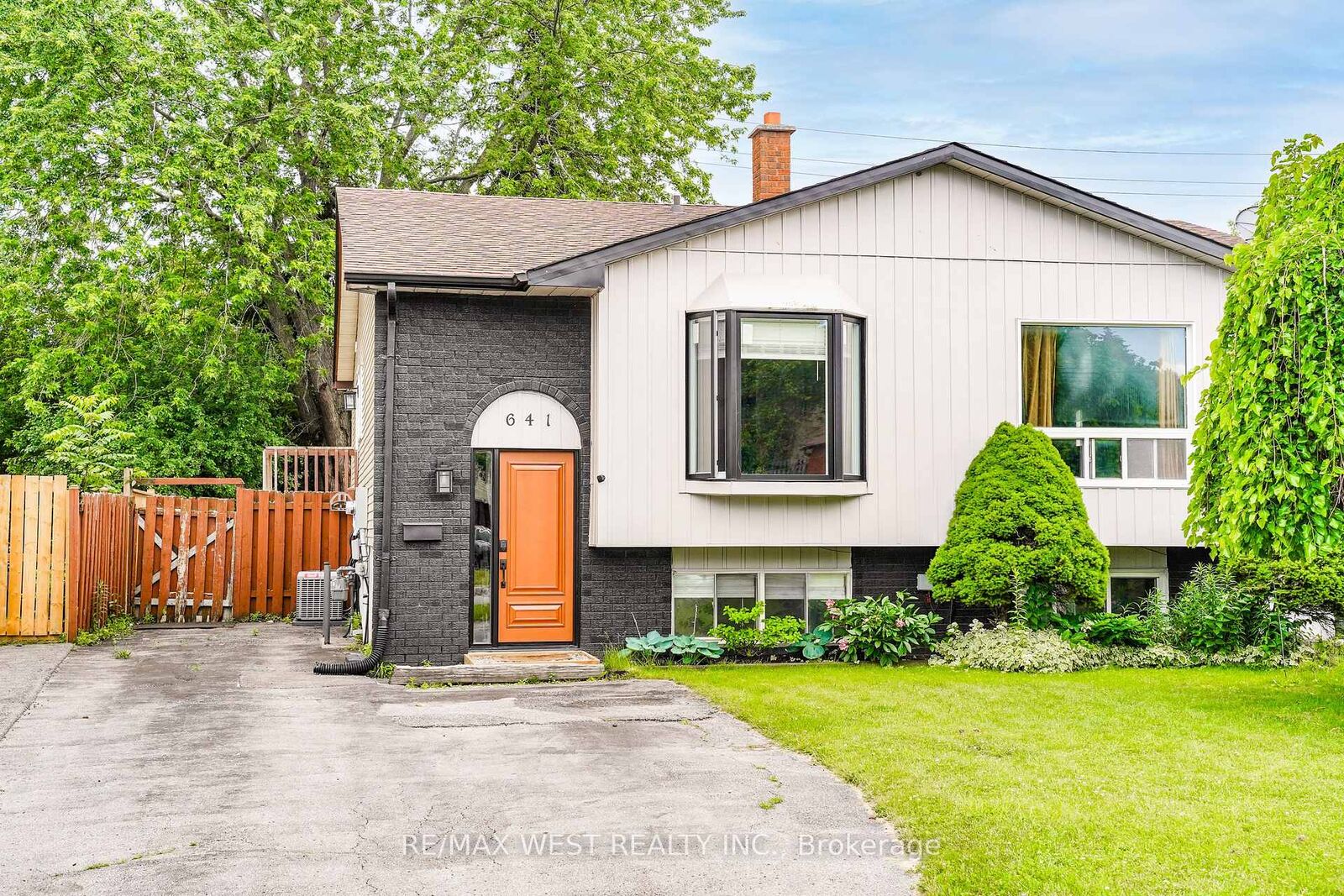 Property Photo:  641 Deauville Court  ON L1K 1R1 