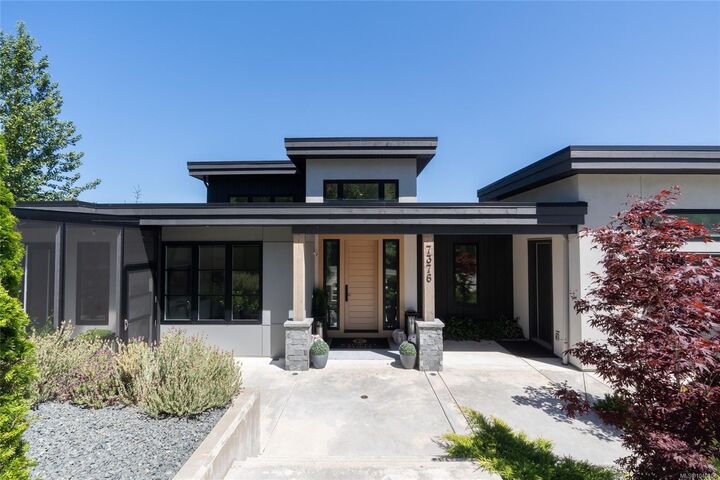 Property Photo: 7376 High Ridge Cres BC V0R 2H0