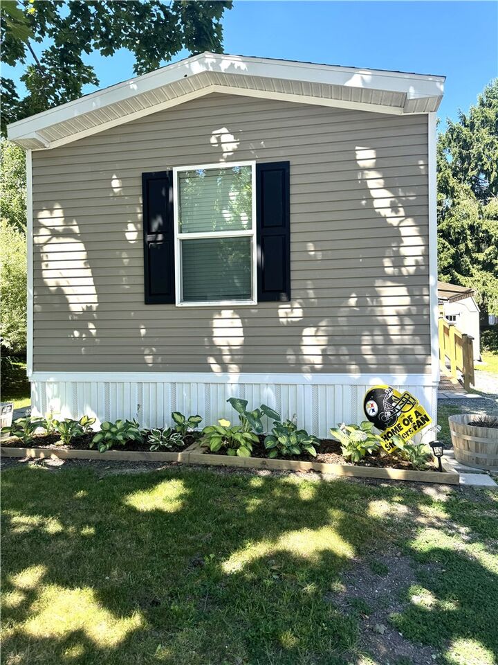 Property Photo: 13 Holly Hill Dr PA 15042