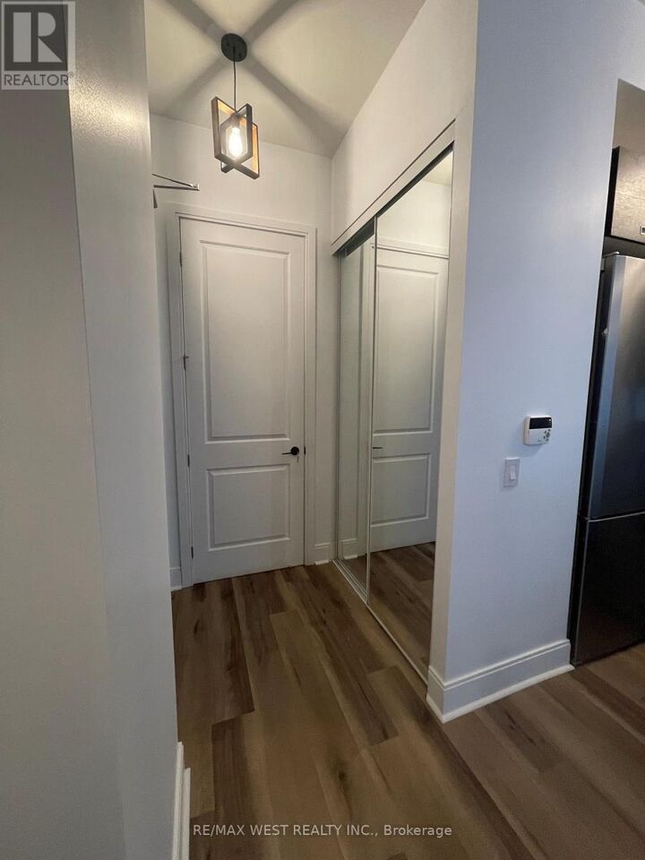 Property Photo:  21 Balmuto Street 1004  ON M4Y 1W4 