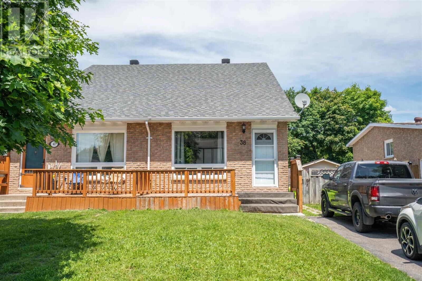 Property Photo: 38 Cambridge Pl ON P6A 6E9