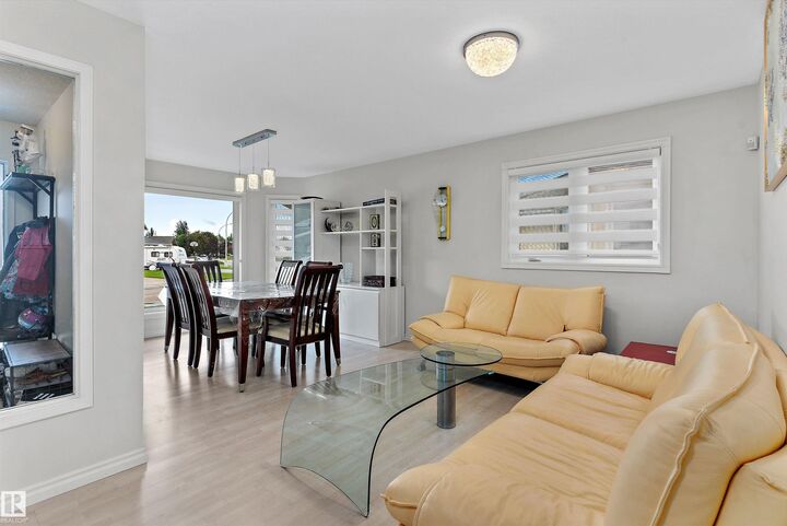 Photo de la propriété:  8904 170A Avenue NW  AB T5Z 2Y7 