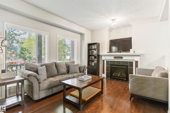 Photo de la propriété:  8774 Stein Lane NW  AB T6R 0L5 