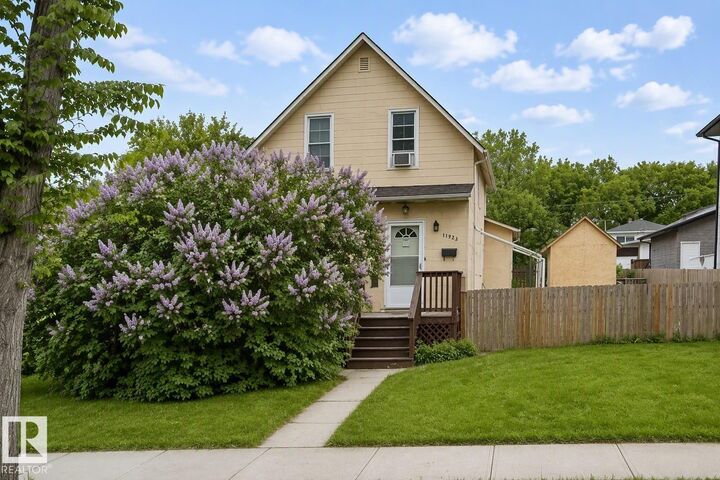11933 70 Street NW — photo 1