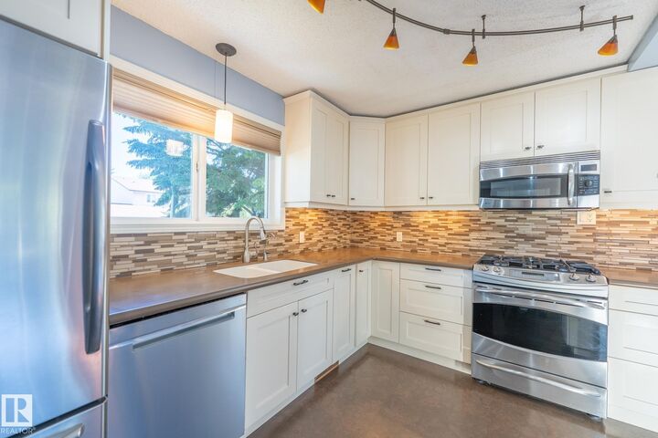 Property Photo:  18289 74 Avenue NW  AB T5T 2G6 