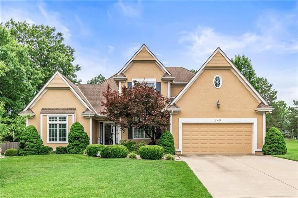 Property Photo:  240 SW Winterpark Circle  MO 64081 