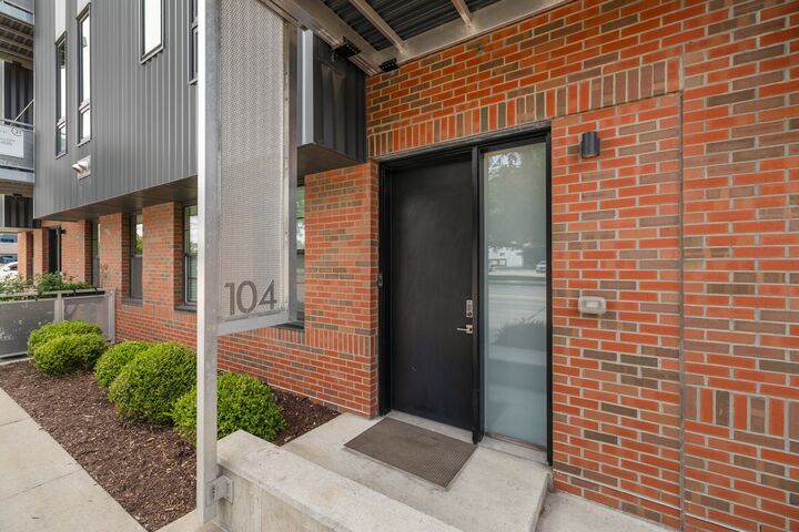 Property Photo: 450 SW 7th Street 104 IA 50309