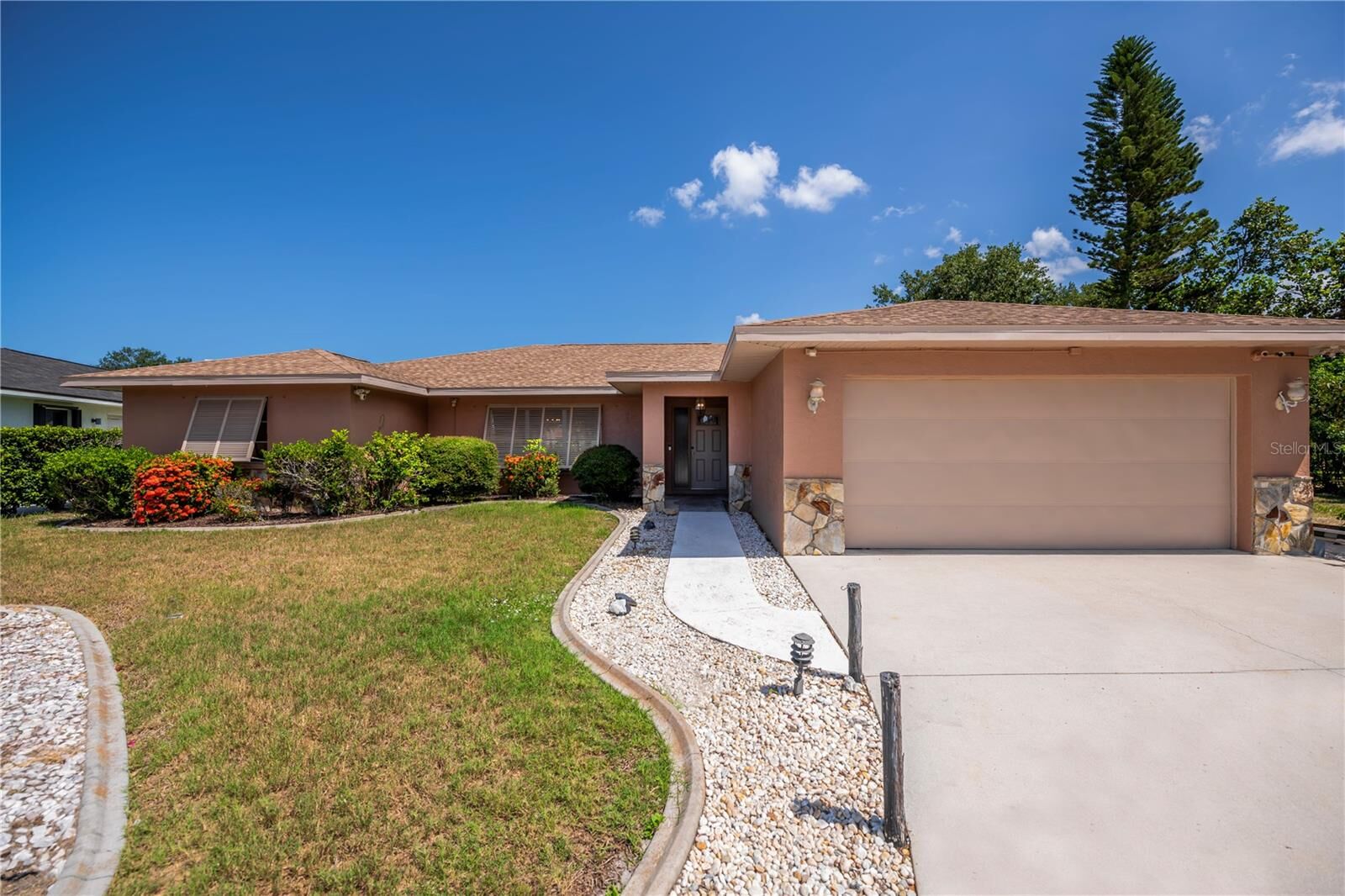 Property Photo:  1009 Squaw Valley Court  FL 34293 