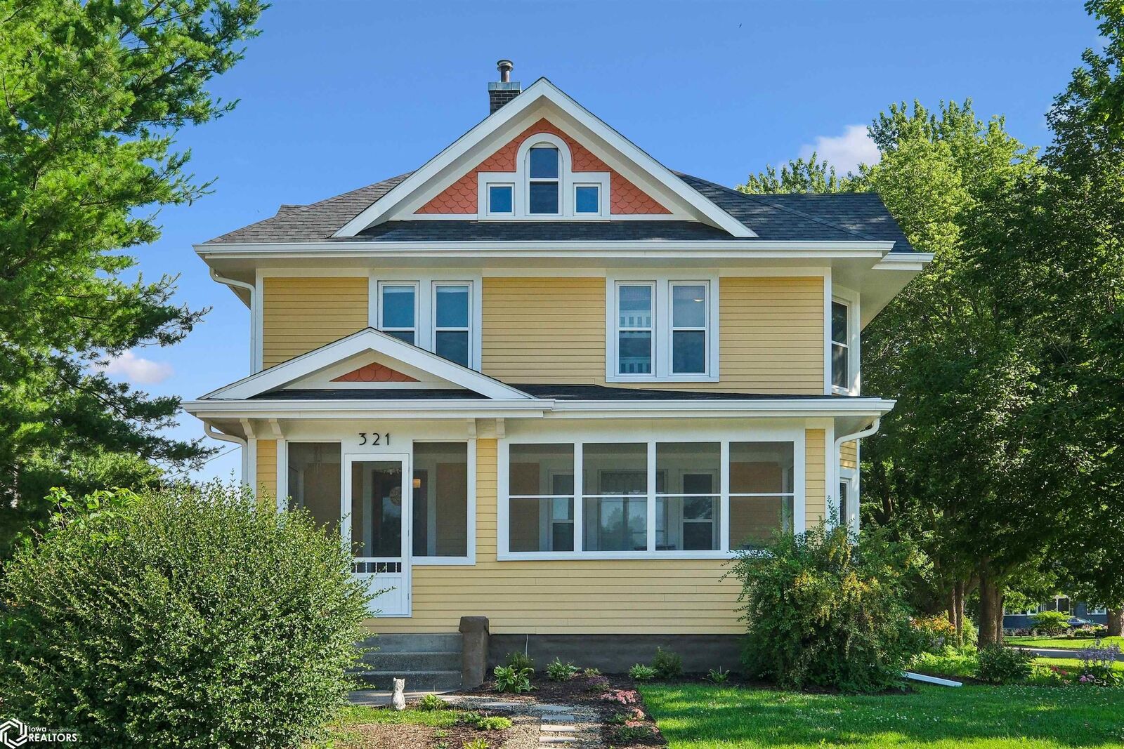 Property Photo:  321 4th Avenue  IA 50112 