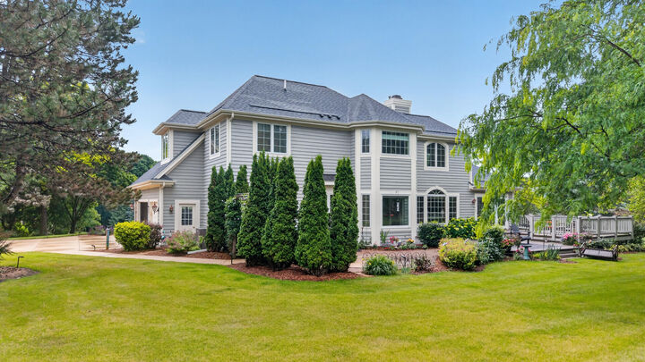 Property Photo:  1411 Windy Knoll Dr  WI 53033 
