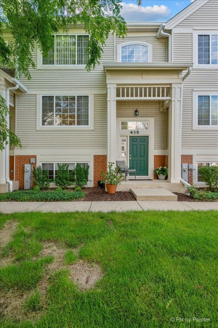 Property Photo: 435 Cary Woods Circle 435 IL 60013