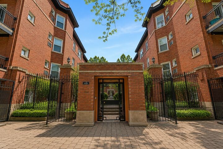 Property Photo:  845 W Belle Plaine Avenue 2E  IL 60613 