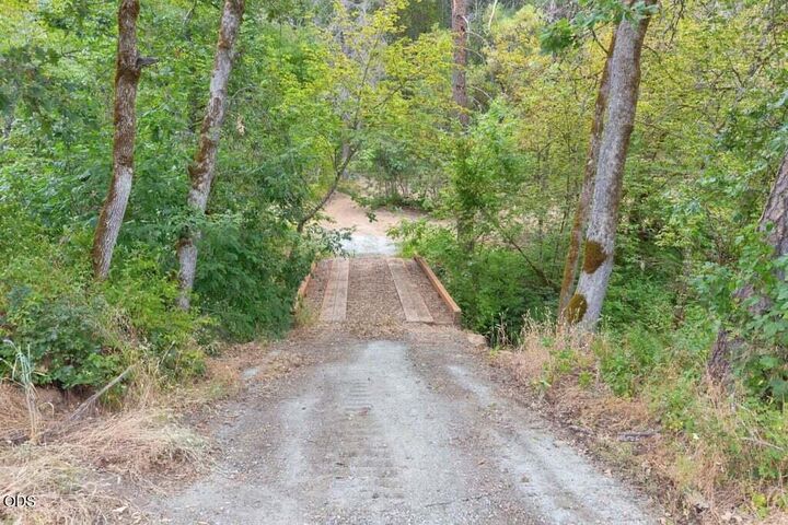 Property Photo: 1215 E Jones Creek Road OR 97526