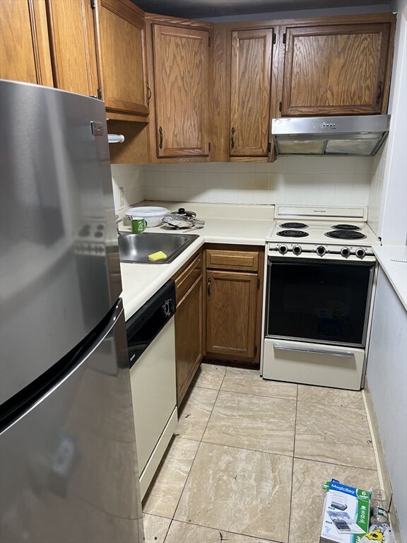 Property Photo:  608 Boston Post Rd E 20  MA 01752 