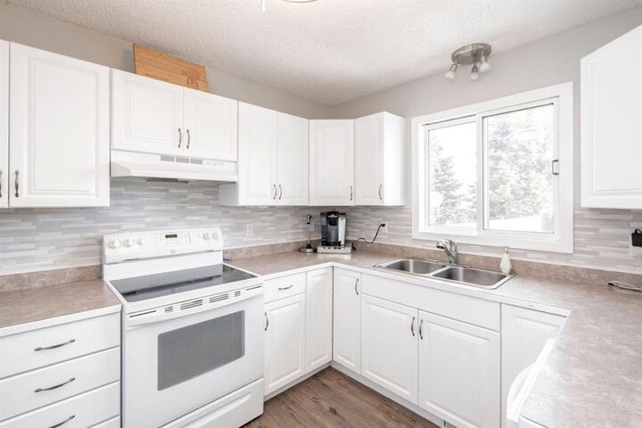 Property Photo:  10404 106 Avenue  AB T0H 1L0 