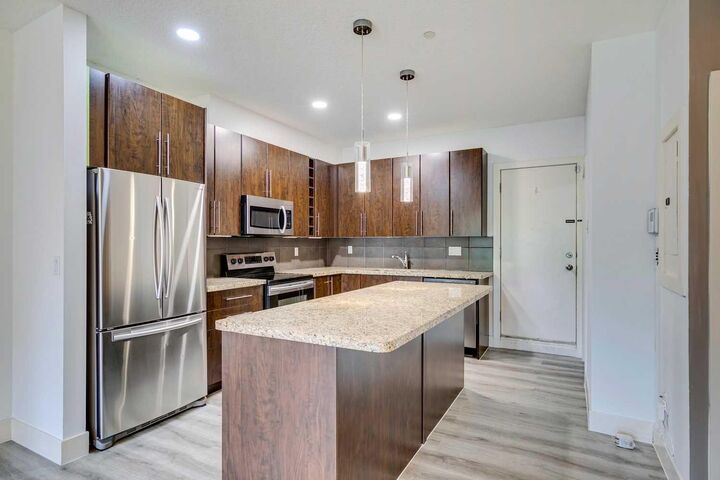 Property Photo: 2101 17 Street SW 4 AB T2P 4M5