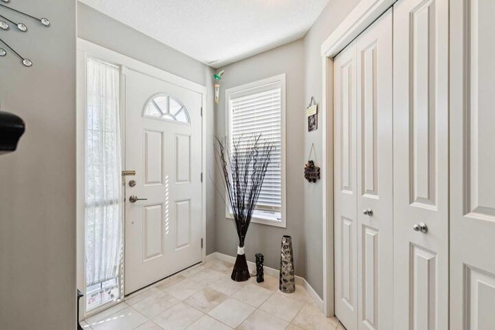 Property Photo:  768 New Brighton Drive SE  AB T2Z 0Z8 