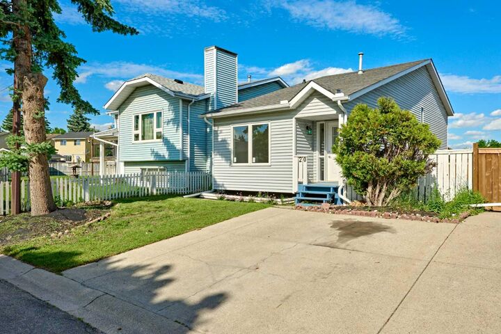 Property Photo:  20 Erin Ridge Court SE  AB T2B 3B2 