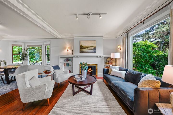 Property Photo:  2202  Federal Avenue East  WA 98102 