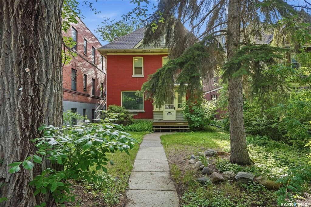 Property Photo:  2070 Garnet Street  SK S4T 2Z6 