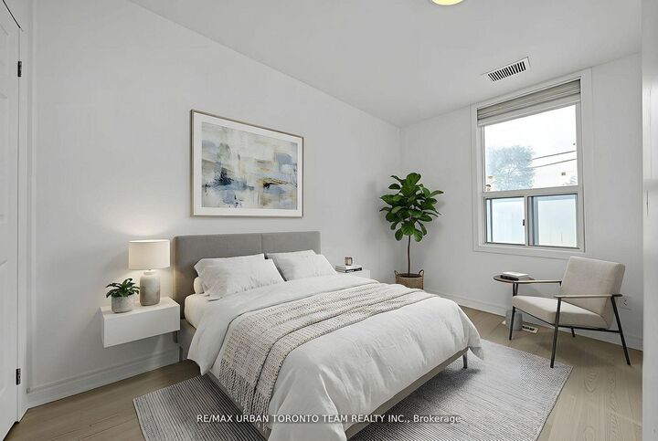 Property Photo:  880 Dundas Street E Main  ON M4M 1R3 
