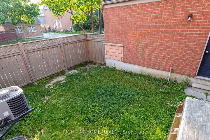 Property Photo: 3 Herzberg Gardens ON M3J 3P5