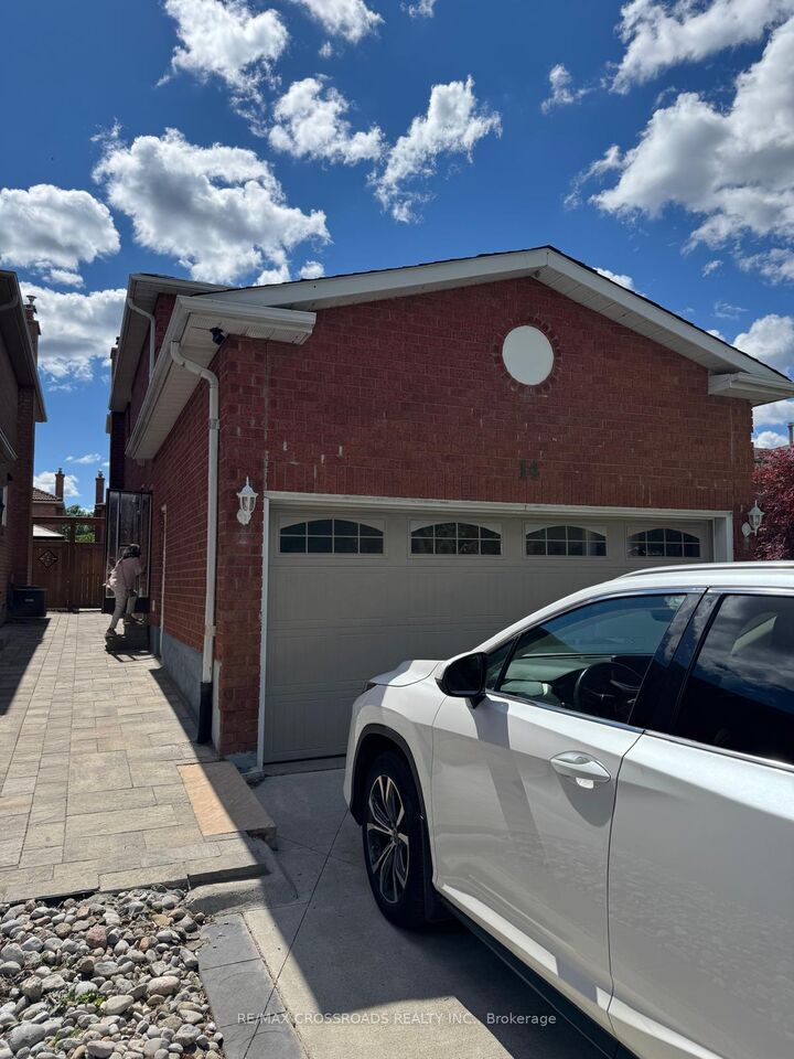 Property Photo:  14 Romano Crescent Lower  ON L4L 7N1 