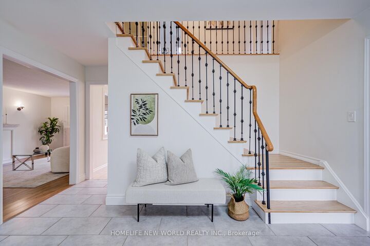 Property Photo: 5 Hopedale Court ON L5M 2G1