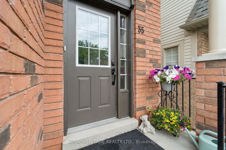 Property Photo:  35 Aspen Park Way 14  ON L1N 9M6 