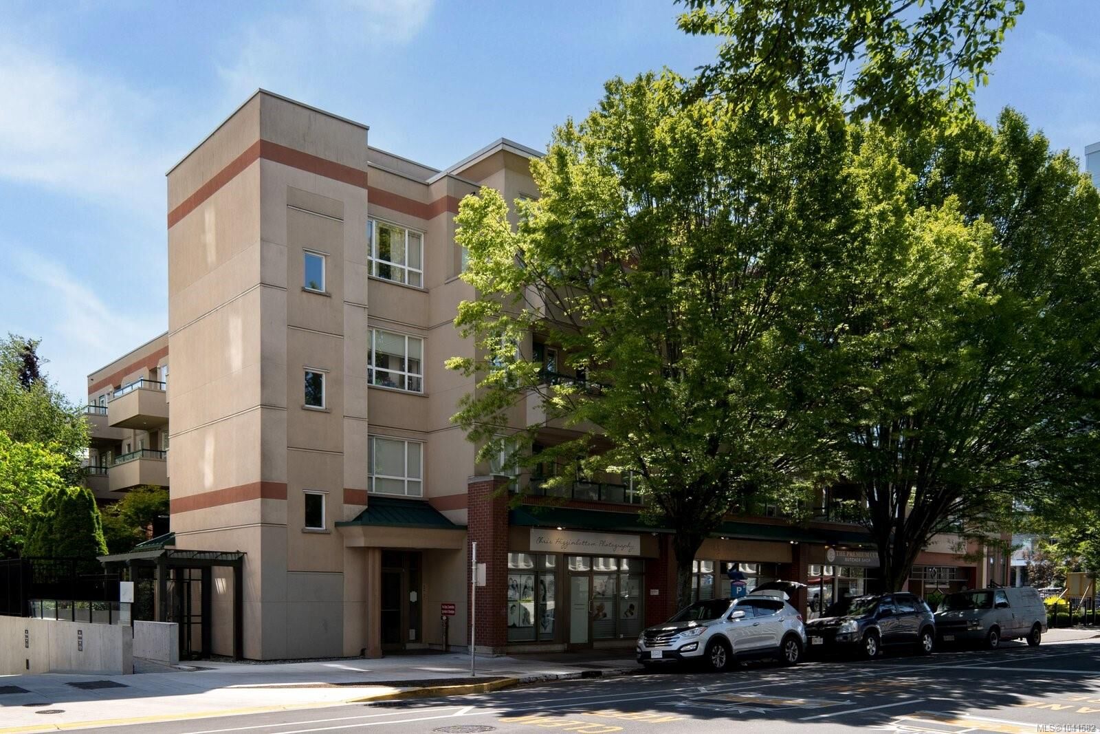 Property Photo: 1015 Johnson St #402 BC V8V 3N6
