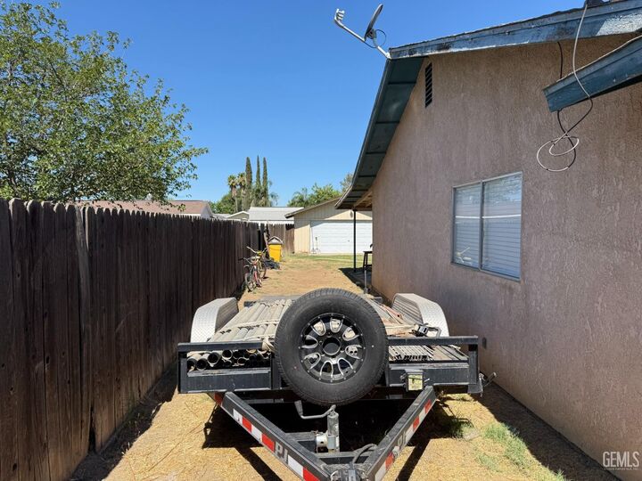 Property Photo:  3901 Courtney Street  CA 93312 