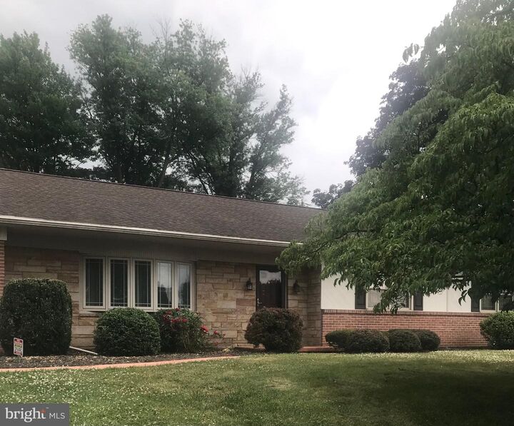 Property Photo: 118 Shelbourne Drive PA 17403