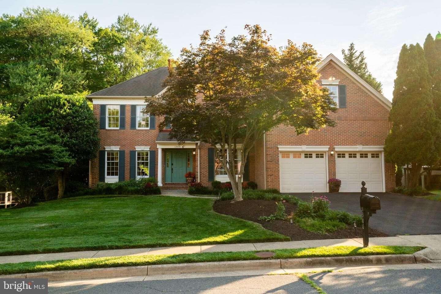 Property Photo: 1308 Aldbury Way VA 20194