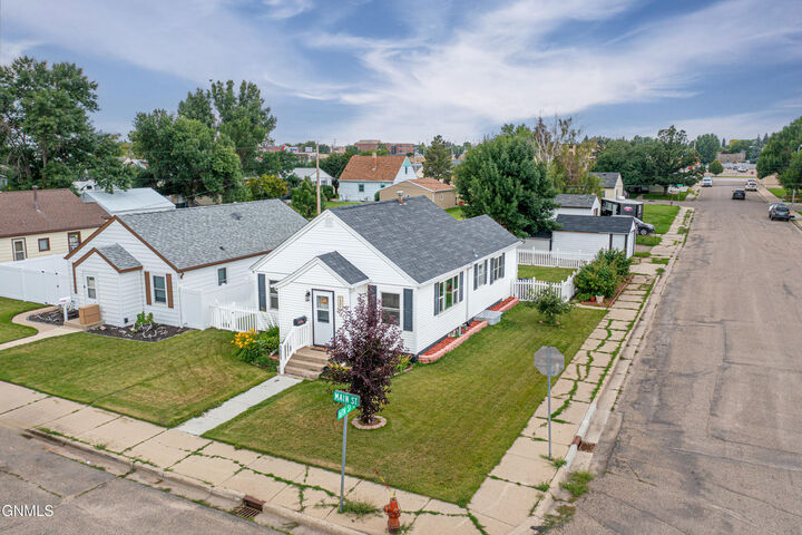 Property Photo:  1521 Main Street  ND 58801 