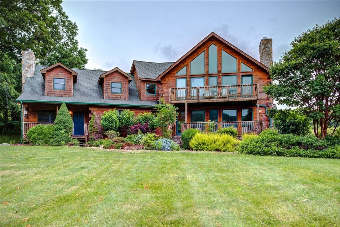 Property Photo: 391 Camelot Drive NC 28604