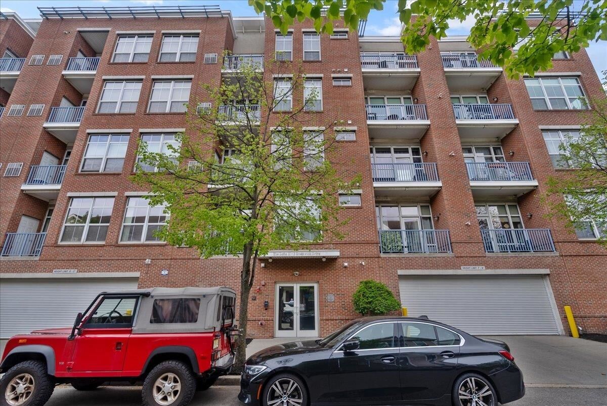 Property Photo:  3 Greenwich Dr 85  NJ 07305 