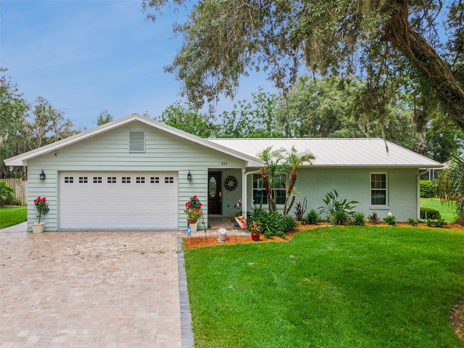 Property Photo: 864 Redwood Way FL 33898