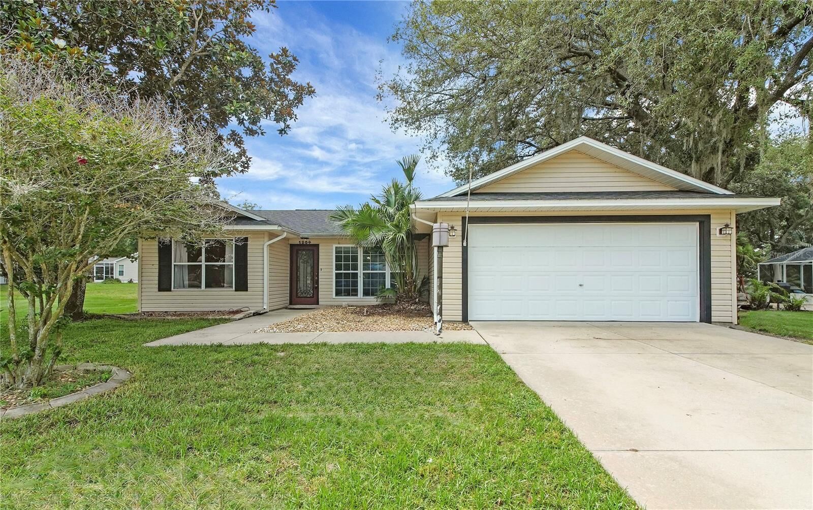 Property Photo: 1204 Oak Hammock Lane FL 32159