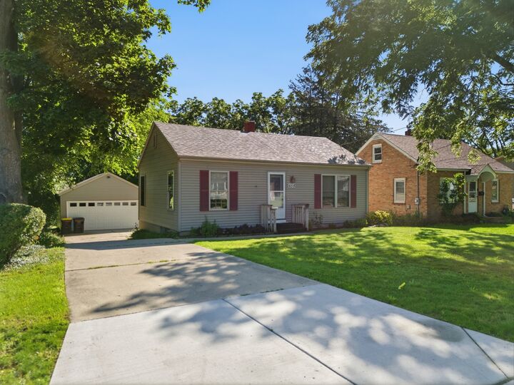 Property Photo:  658 Pleasant Street  IL 60098 