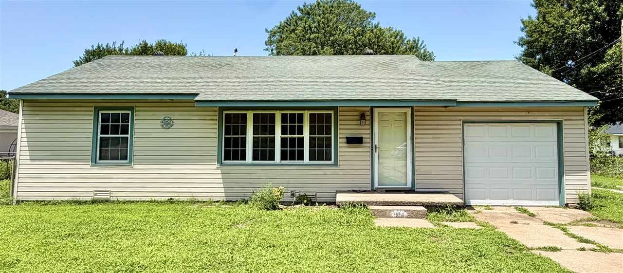 Property Photo: 904 N Elm St OK 74601
