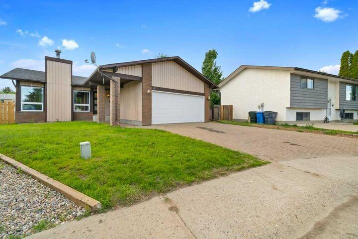 Property Photo:  82 Ross Haven Court SE  AB T1B 2Y8 