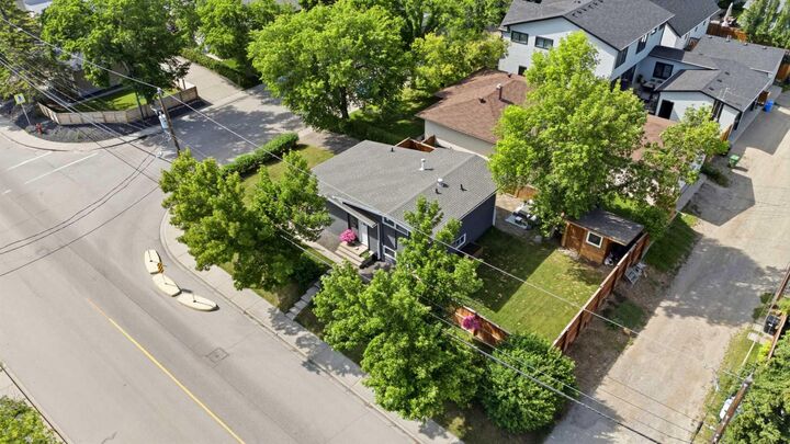 Property Photo:  2516 63 Avenue SW  AB T3E 5J5 
