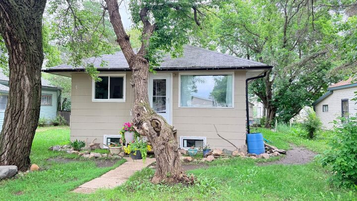Property Photo:  117 2 Street W  SK S0M 1H0 