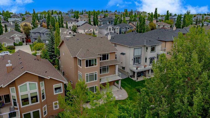 Property Photo:  77 Royal Highland Road NW  AB T3G 4Y4 